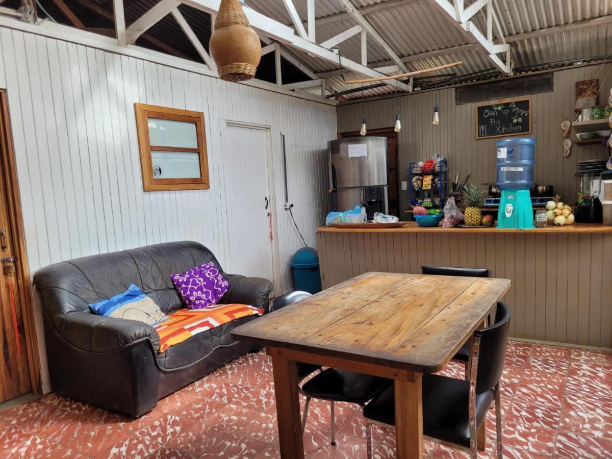 Roots Family Hostel Puerto Viejo de Talamanca ภายนอก รูปภาพ