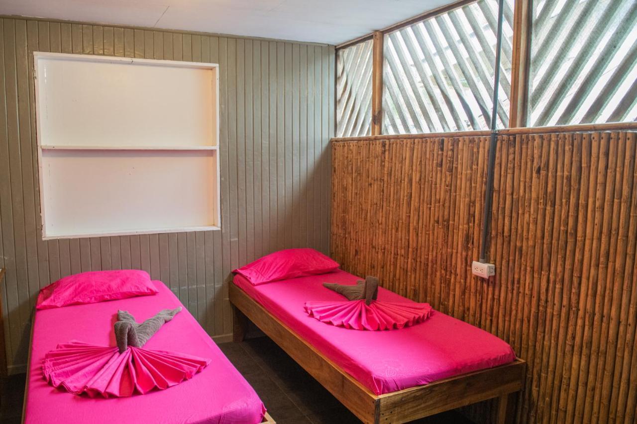 Roots Family Hostel Puerto Viejo de Talamanca ภายนอก รูปภาพ