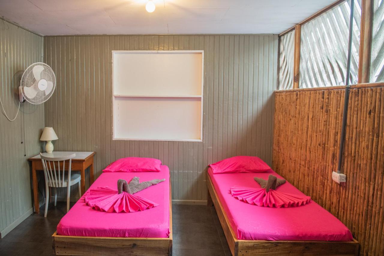 Roots Family Hostel Puerto Viejo de Talamanca ภายนอก รูปภาพ