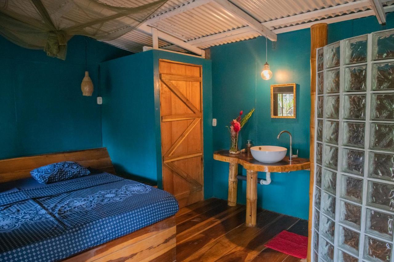 Roots Family Hostel Puerto Viejo de Talamanca ภายนอก รูปภาพ