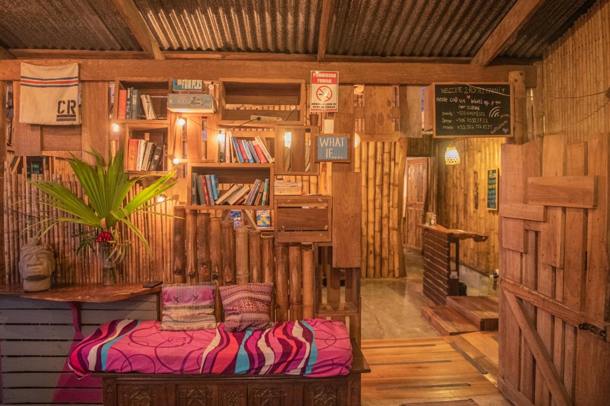 Roots Family Hostel Puerto Viejo de Talamanca ภายนอก รูปภาพ